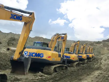 convoi de pelles excavatrices sur chantier de route